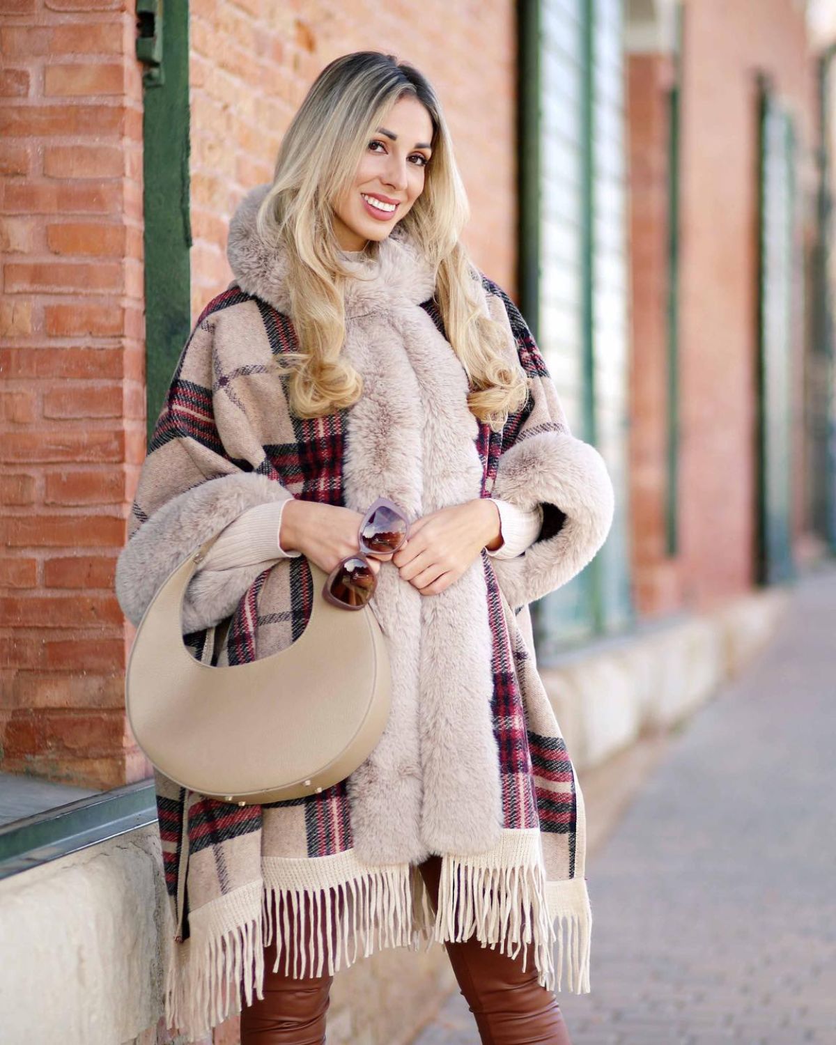 Poncho Élégant à Capuche et Franges