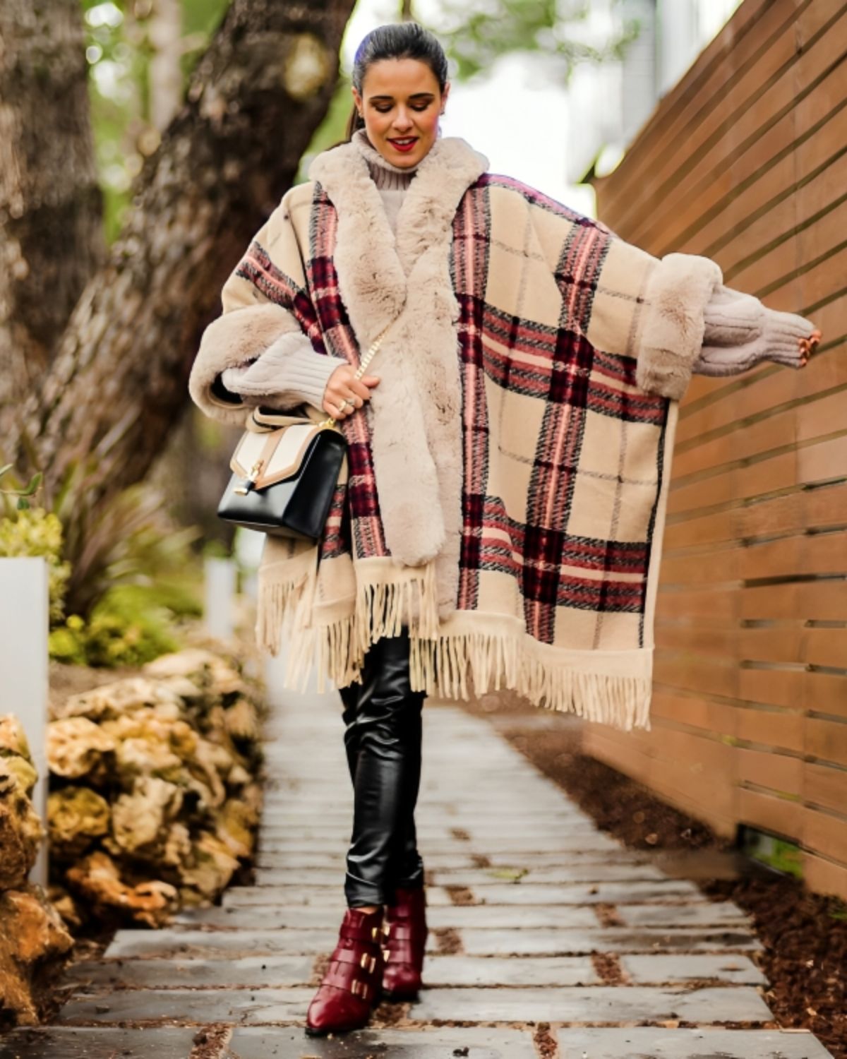 Poncho Élégant à Capuche et Franges